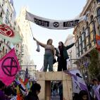 5debde7f210000b5f734f4fb