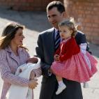 Leonor junto a su hermana Sof&iacute;a y los reyes saliendo del hospital tras el nacimiento en 2007.