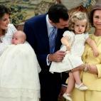 Leonor durante el bautizo de su hermana Sof&iacute;a en julio de 2007.