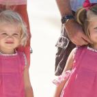 Leonor junto a su hermana Sof&iacute;a en julio de 2009.