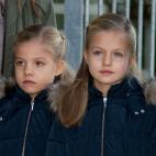 Leonor y Sofia en el Hospital Quir&oacute;n tras la intervenci&oacute;n al rey Juan Carlos.