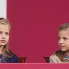 Leonor y Sof&iacute;a durante el desfile de las Fuerzas Armadas el 12 de octubre de 2015.