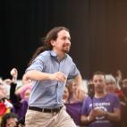 Pablo Iglesias corriendo hacia algo o alguien (no podemos asegurar que sea hacia Pedro S&aacute;nchez)