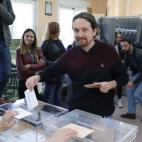 Pablo Iglesias votando y posando. O Pablo iglesias posando y votando.