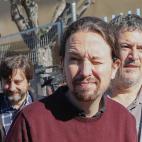 Pablo Iglesias molesto con el sol. Lo de ponerse cara al sol no es lo suyo, est&aacute; claro.