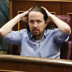 Pablo Iglesias haci&eacute;ndose la coleta.