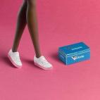 Victoria ha seleccionado uno de sus modelos más icónicos para adaptarlo a la ocasión con una combinación de colores que representan la esencia de Barbie. ¡Todo un clásico!