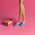 Fiel a su estilo espontáneo y desenfadado, Agatha Ruiz de la Prada se ha decantado por un modelo plano: un par de bailarinas azules decoradas con dos grandes corazones rojos, como guiño a las raíces de la marca.