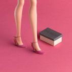 La firma de la diseñadora Elena Moreno ha creado unos elegantes stiletto en tonos coral: un homenaje a los primeros años de Barbie.