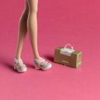 Estas divertidas sandalias de cuero en tres piezas, con plataforma y tacón de madera combinan los colores rosa y gris.