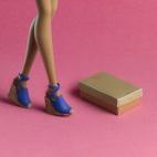 Castañer aporta el toque veraniego a la colección con unas alpargatas de cuña en color azul eléctrico que se sujetan a los tobillos con cordones del mismo color. Los remates en cuero le otorgan un acabado premium a la vez que desenfadado.