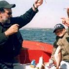 Pescando con su hijo.