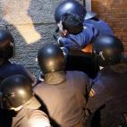 La policía detiene a un manifestante