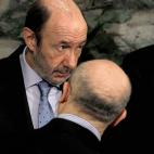 El secretario general del PSOE, Alfredo Pérez Rubalcaba, conversa con el ministro de Educación, Cultura y Deporte, José Ignacio Wert (de espaldas), durante el acto de celebración del Día de la Constitución