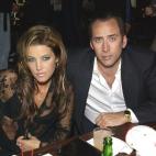 Nicolas Cage intentando enseñarle a su segunda esposa, Lisa Marie Presley, el arte de arquear las cejas. (2001)