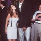 Locura de centímetros: el jugador de baloncesto Dennis Rodman y la actriz Carmen Electra, con pinta de estar muy enamorados, durante un encuentro con la prensa en un Planet Hollywood (sí, uno de esos restaurantes noventeros que estuvieron por ...