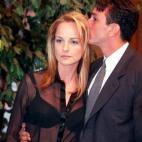 Esa época en la que Helen Hunt (y no solo ella) era una gran fan de las blusas transparentes. Por su cara parece que no tanto de los besos en la cabeza de su entonces marido, Hank Azaria. (1996)