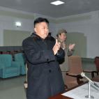 Kim Jong-un celebra la puesta en órbita del satélite de telecomunicaciones.