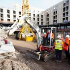 Manejando una grúa durante una visita a las obras de un puerto en Blackpool