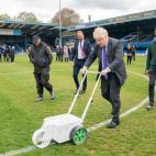 Si hace falta pinta él las líneas del campo de juego, como en esta visita al césped del Bury FC