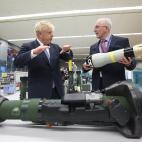 No estamos seguros de si está preguntando si lo tienen en un tamaño más grande, pero este es un momento de su visita a una fábrica militar en Belfast