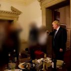 Johnson en una fotografía tomada el 13 de noviembre de 2020, durante la pandemia, en lo que aseguró que era una "reunión de trabajo"
