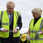 Johnson, a punto de cortar un pepino recogido de una granja de Cornwall por él mismo. Y bajo la atenta mirada de preocupación de su acompañante.