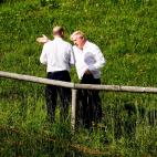 Johnson, ¿dejándole paso? al canciller federal alemán Olaf Scholz en un paseo durante la última reunión del G7