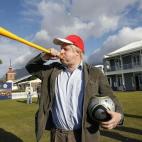 Y con la vuvuzela, que tan popular se ha hecho en los &uacute;ltimos mundiales de f&uacute;tbol.