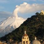 “Ir en carretera, de pronto voltear y ver el Majestuoso Volcán Popocatépetl cubierto por un manto de nubes y sombras, ver como el reflejo del sol baña en oro el volcán, ha sido una de las mas hermosas y extraordinarias experiencias que he ...