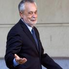 Jos&eacute; Antonio Gri&ntilde;&aacute;n contesta a los medios concentrados en la Audiencia.
