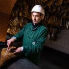 Manuel Vega es el maestro calador de Cinco Jotas. &Eacute;l se encarga de realizar el &uacute;ltimo control de calidad.