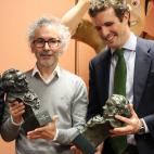 Los pol&iacute;ticos del PP no van a muchas galas de los Goya... pero &eacute;l ha tenido uno entre las manos.