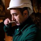 Manuel Vega comprueba que el aroma que desprende la pieza es el adecuado para certificar su calidad.