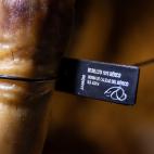 El precinto negro certifica que este jam&oacute;n es 100% ib&eacute;rico puro, alimentado en r&eacute;gimen de montanera en dehesa.
