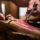 El maestro cortador conoce todos los secretos para potenciar las cualidades organol&eacute;pticas del jam&oacute;n.