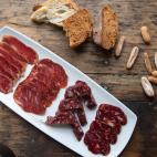 Otros productos de Cinco Jotas: lomo, salchich&oacute;n y presa.