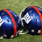 Los cascos de los jugadores de los Giants, Justin Tuck y Chris Canty, con las siglas SHES (Sandy Hook Elementary School) en honor a la escuela donde se produjo la matanza en Newtown.