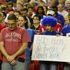 Aficionados de los Atlanta Falcons y los New York Giants guardan un minuto de silencio por las víctimas.