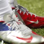 El jugador de los New York Giants, Víctor Cruz, rinde homenaje a Jack Pinto, uno de los niños asesinados en Newtown.