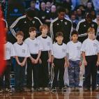 Jugadores y aficionados de los Brooklyn Nets guardan un minuto de silencio por las víctimas.