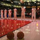 Jugadores de los Toronto Raptors guardan silencio por las víctimas.