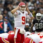 El quarterback de los Kansas City Chiefs, Brady Quinn, luce un brazalete en su brazo izquierdo con las siglas de la escuela Sandy Hook de Newtown.