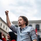 "&iexcl;Arriba, parias de la Tierra! &iexcl;En pie, fam&eacute;lica legi&oacute;n!"