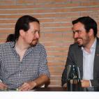 Pablo Iglesias y Alberto Garzón esta vez no brindan con botellines de Mahou. Solo les han puesto agua.