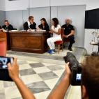 Ana Julia Quezada (2d), autora confesa de la muerte de Gabriel Cruz, habla con su abogados Esteban Hernández (4i) y Beatriz Gámez (3d) al comienzo de la vista este lunes en la Audiencia de Almería, donde se enfrenta a la pena de prisión perm...