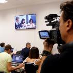 Medios de comunicación acreditados siguen por el circuito cerrado de televisión el comienzo de la vista este lunes en la Audiencia de Almería en el que Ana Julia Quezada, autora confesa de la muerte de Gabriel Cruz, se enfrenta a la pena de p...