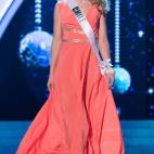 El coral es el color de moda, y este diseño es delicado y hermoso. Las aplicaciones brillantes en el torso le dan aún más luz al vestido.