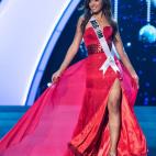 El rojo no puede faltar en la temporada de fiestas. Elige un vestido que tenga un poco de brillo y quizá un cinto de lentejuelas como este. Si enseñas pierna serás la estrella del lugar.