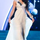 Si te gusta el blanco invernal, busca un diseño con detalles atrevidos, como cortes en los costados y telas transparentes.